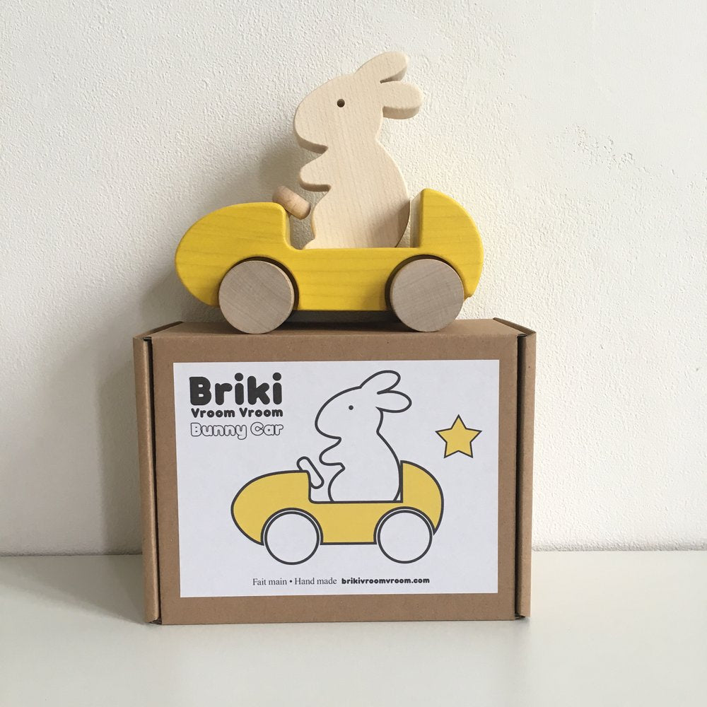 Hübsches gelbes Bunny Car aus Holz von Briki Vroom Vroom bei goldkind. wien.