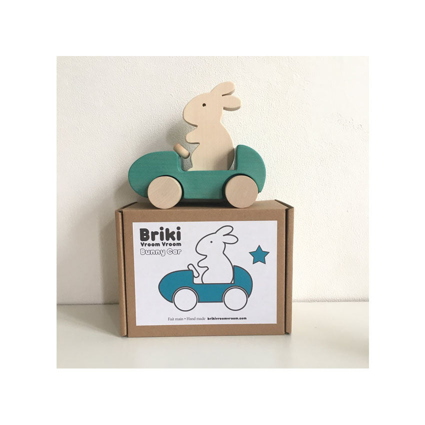 Bunny Car - das hübsche Holzauto mit einem süßen Hasen von Briki Vroom Vroom. Versandkostenfreie Lieferung ab 39 Euro. goldkind.wien