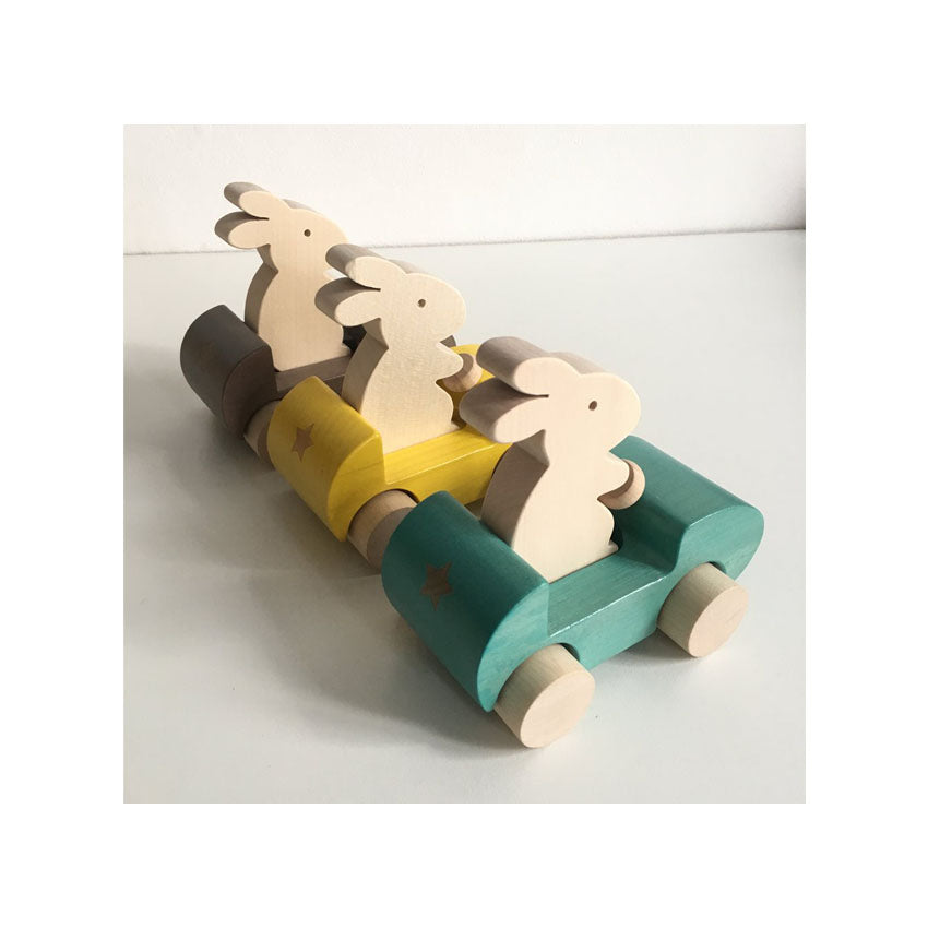 Bunny Car - das hübsche Holzauto mit einem süßen Hasen von Briki Vroom Vroom. Versandkostenfreie Lieferung ab 39 Euro. goldkind.wien