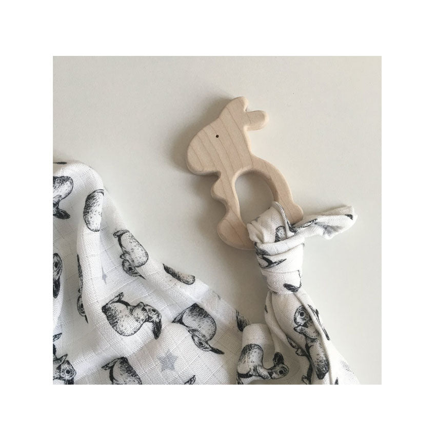 Baby-Box mit Swaddle und Beißring von Briki Vroom Vroom. Versandkostenfrei ab 39 Euro. goldkind.wien