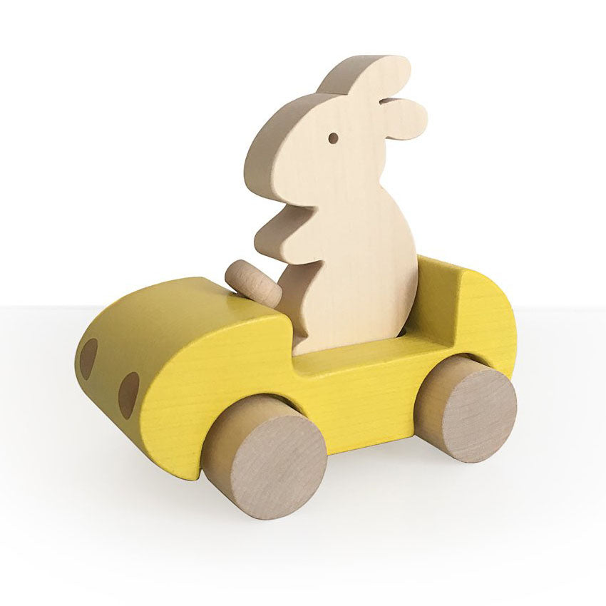 Hübsches gelbes Bunny Car aus Holz von Briki Vroom Vroom bei goldkind. wien.